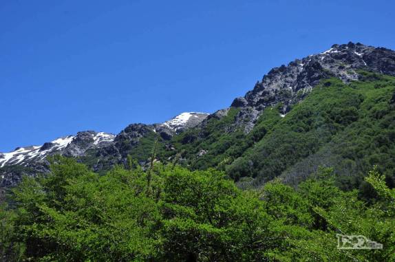 Cenário montanhoso que margeia o vale por onde caminhamos para o Refúgio San Martín, no lago Jakob, na região de Bariloche, na Argentina